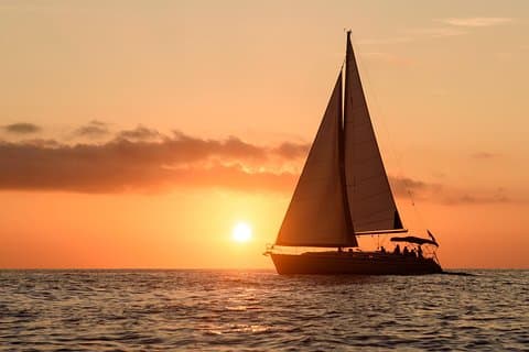Excursion privée à la voile au coucher du soleil à Santorin avec dîner, boissons et transfert inclus