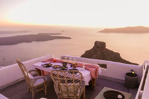 Dîner au coucher du soleil Taratsaki de la caldeira Sophia