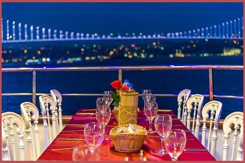 Istanbul Bosphorus Cruise met diner en buikdansshow