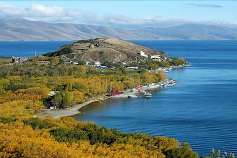 Privat tur til Sevan-halvøya, Hayravank kirke, Noratus kirkegård