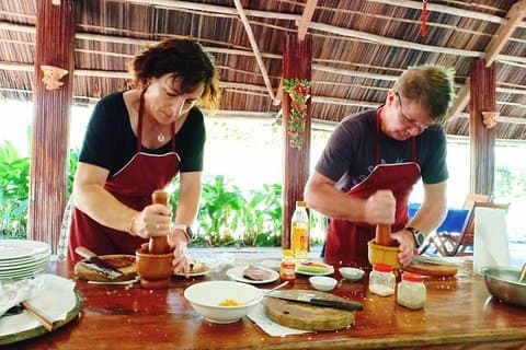 Visite guidée de la culture maraîchère à Tra Que, cours de cuisine et massage des pieds aux herbes