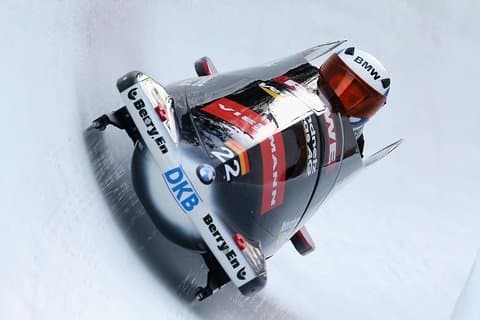 Expérience ultime de bobsleigh d'été en Lettonie avec des châteaux