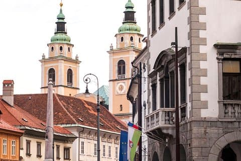 De kathedraaltour van Ljubljana (St. Nicolaaskerk)