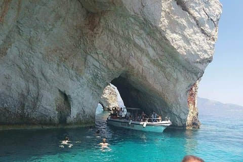 Excursion en bus et en bateau sur l'épave et les grottes bleues