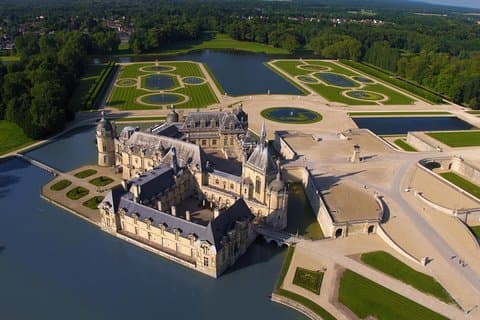 Museu Privado de Chantilly e Cavalo com Minivan