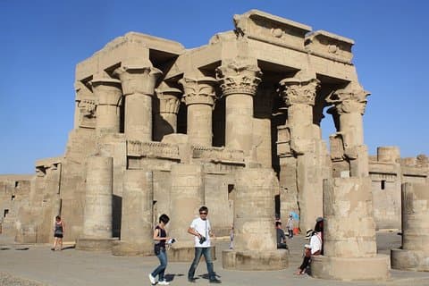 Pernoite em Luxor de Aswan visitando os templos de Kom Ombo e Edfu