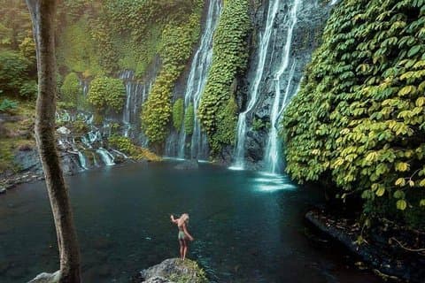 La porte Handara, le temple du lac Beratan avec la cascade Banyumala