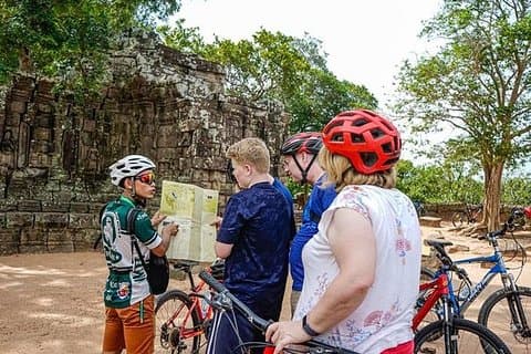 朝食と昼食付きのアンコールサンライズバイクツアー