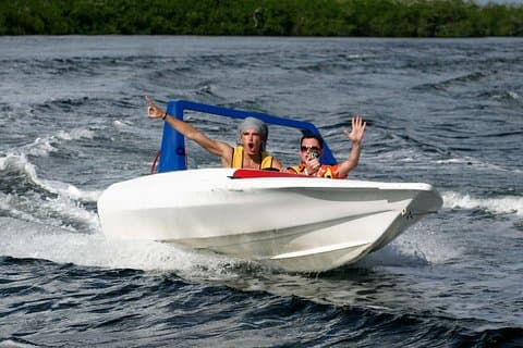 Speedbådstur i Cancun med snorkel og sightseeing i manglar