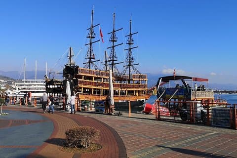 横からのアランヤ市内1日ツアー(ボートクルーズ&ランチ付き)
