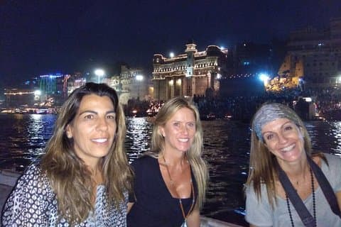 Excursión de día completo a Varanasi y Sarnath para una mujer que viaja sola