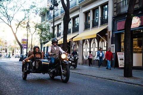 Esperienza privata in sidecar vintage a Valencia con una Guida locale