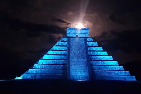 Excursão "Noites de Kukulkan" com show de luzes e sons saindo da Riviera Maya