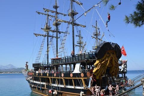 Paseo en barco pirata en Kemer con almuerzo y traslado desde Antalya
