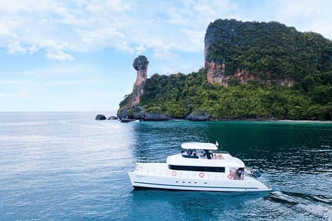 Crociera al tramonto di lusso sulla costa di Krabi con catamarano a motore