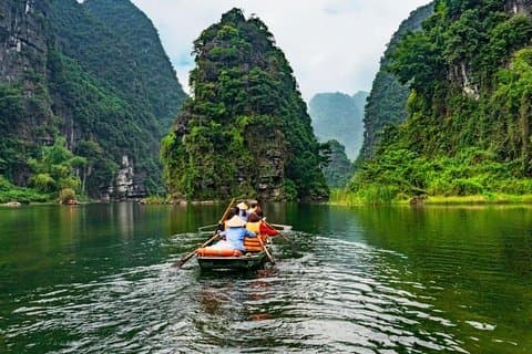 Ninh Binh Endagstur för att besöka Hoa Lu - Trang An - Mua-grottan