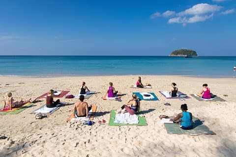 Cours de yoga sur la plage à Phuket