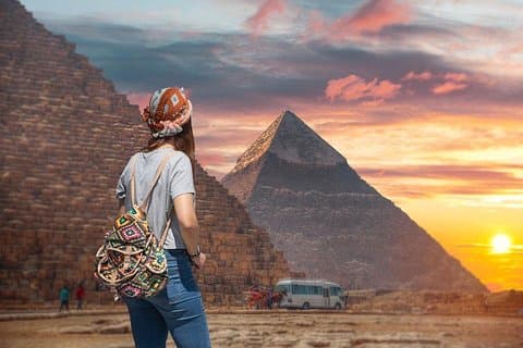 Guidade kvinnor med pyramider, museum och basar
