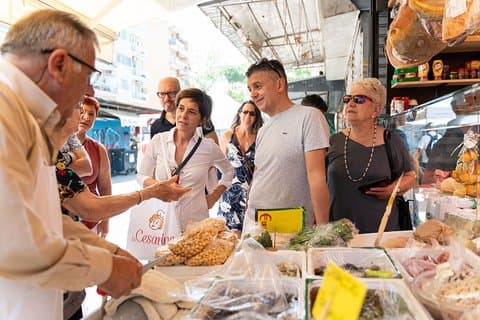 Cesarine: Markedstur og matlagingskurs i Local's Home i Roma