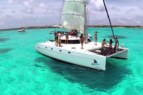 Avventura in catamarano a Isla Mujeres con snorkeling, buffet, open bar e beach club