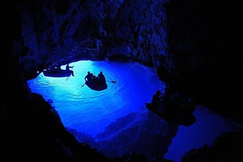 Cueva azul, laguna azul y naufragio de barcos - tour en barco privado único