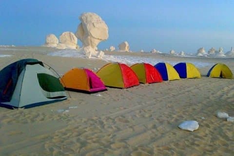 Acampamento no deserto branco e oásis Baharya durante a noite do Cairo