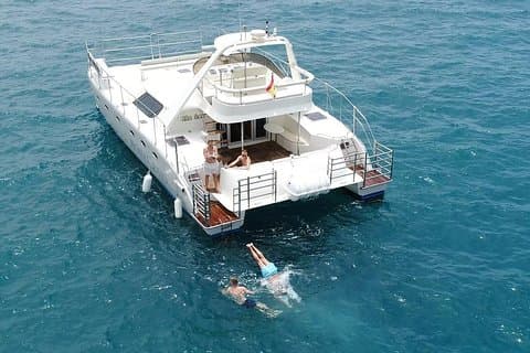 Privat katamarancharter med transport, buffé og snorkling
