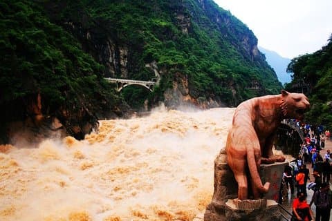 Excursión privada de un día a la primera curva del río Yangtze, ciudad antigua de Shigu, desfiladero del tigre desde Lijiang