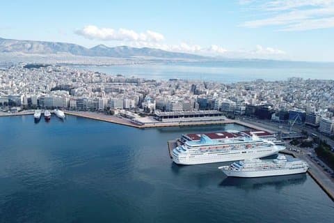 Le centre d'Athènes va parcourir les terminaux de Piraeu