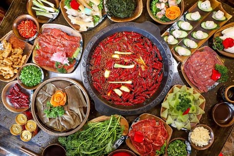 Mini Group Beijing City Night Tour für Akrobatikshow und Haidilao Hot Pot