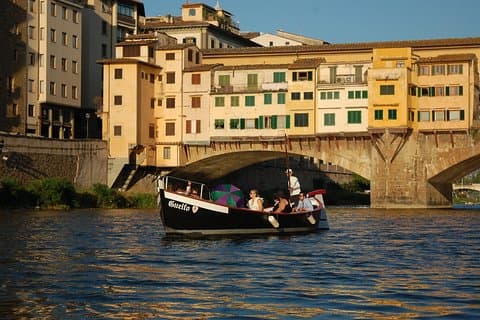 Vin på vandet i Firenze: en privat bådtur med aperitif