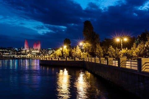 Tour notturno della città di Baku