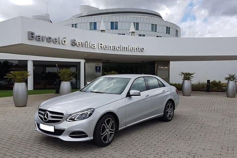 Enveis transport med sedan fra Sevilla lufthavn til hotellet i Sevilla sentrum