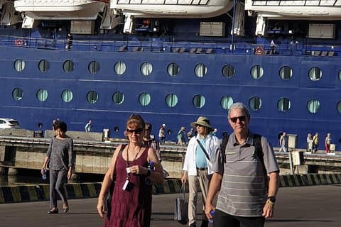 Het verkennen van Hoi, een oude stad vanuit de haven van Chan May