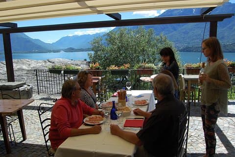 A panoramic wine tasting on Lake Como