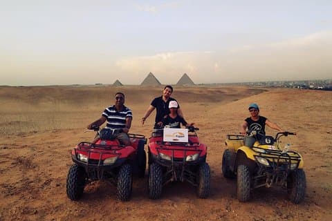Tour privado de medio día por las pirámides de Giza en quad