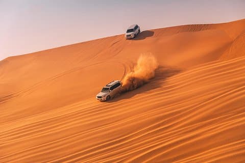 Kvelds ørkensafari med grilling, kameltur og sandboarding