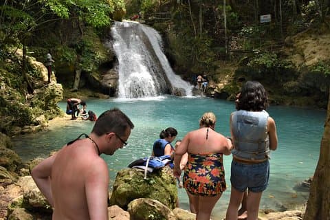 Gita di un giorno a Blue Hole e Secret Falls e shopping dagli hotel di Montego Bay