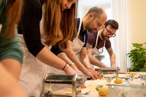 Compartilhe sua aula de Pasta Love: Small group Pasta e Tiramisu em Pantelleria