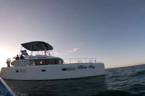 Katamaran-Kreuzfahrt mit Schnorcheln und Mittagessen an Bord!
