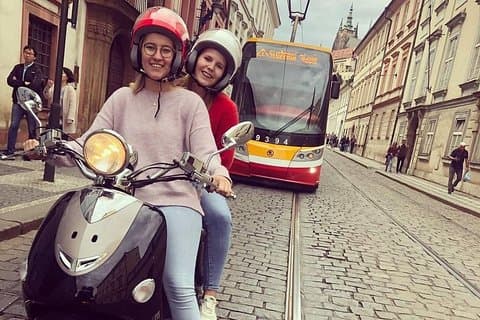 Grande tour in scooter di Praga, per due (audioguida)