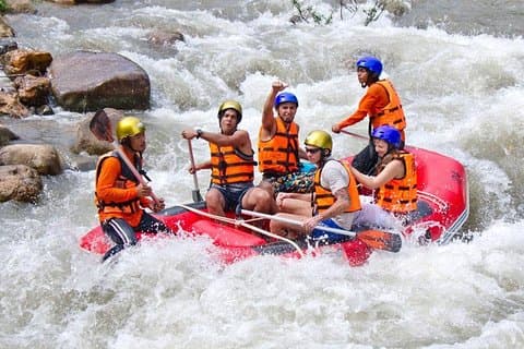 Phuket Adventure Day Tour voor 7 km raften, zipline, waterval en lunch