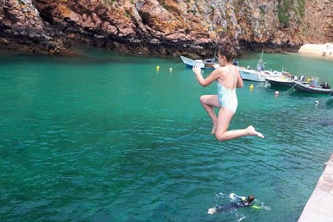 Barco de grupo compartilhado e caiaque em Berlengas Island com um local
