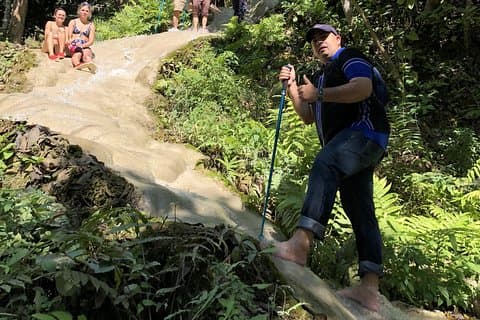 Halvdag Sticky Waterfall (Bua Thong Waterfall) och lokal marknad
