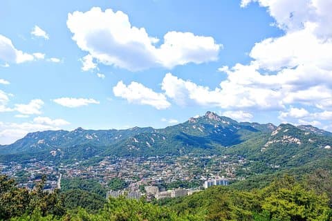 Mt.Bukhansan Wandern und koreanische Saunatour mit Sauna-Peelingservice und koreanischem Grill