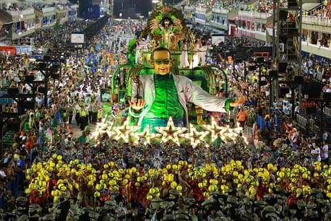 São Paulo Carnival Parade From A Prime Box: Med shuttle, guide, mad og drikke
