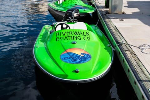 Uthyrning av motorbåt för 2 personer vid Tampa Riverwalk