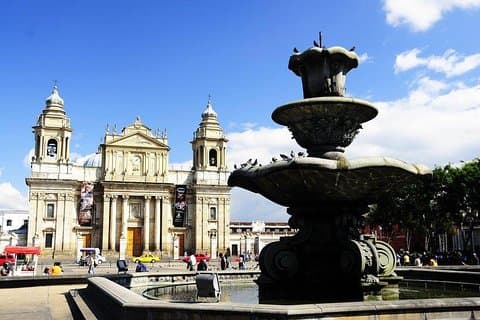 Recorrido a pie por la ciudad de Guatemala y autobús público