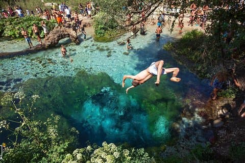 Visitez le parc national de Blue Eye et la forteresse de Lekurësi