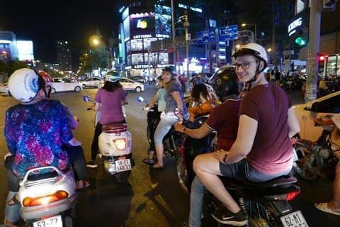 Meraviglioso viaggio HCM Foodie stile di vita serale in scooter
